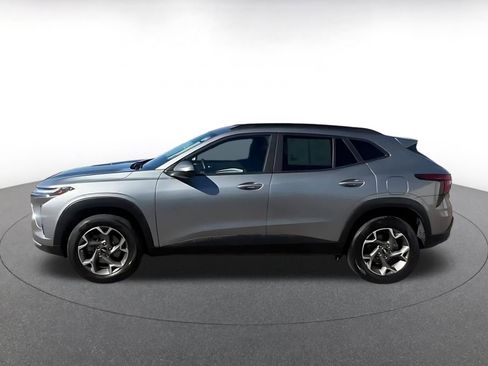 Used 2025 Chevrolet Trax LT w/ LT Convenience Package image 9