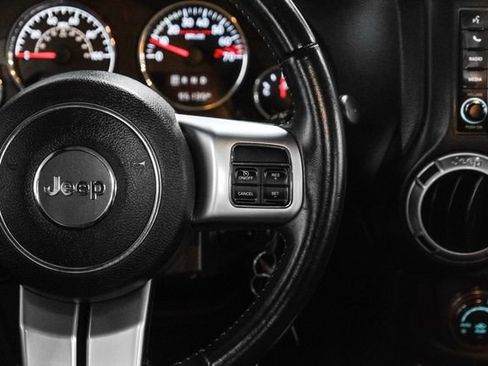 Used 2016 Jeep Wrangler Unlimited Rubicon image 18