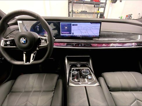 Used 2025 BMW 760i xDrive w/ Premium Package AWD/4WD image 12