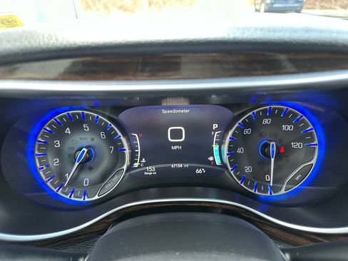 Certified 2023 Chrysler Pacifica Limited FWD image 39