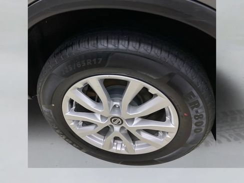 Used 2017 Nissan Rogue SV AWD/4WD image 16