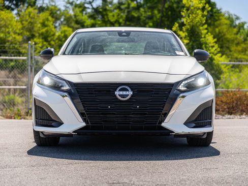 Used 2025 Nissan Altima 2.5 SV FWD image 2