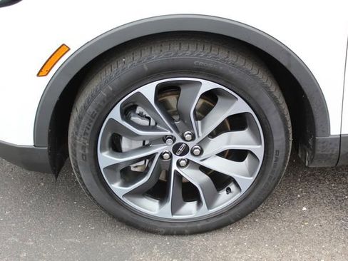 Used 2023 Lincoln Nautilus Reserve image 12