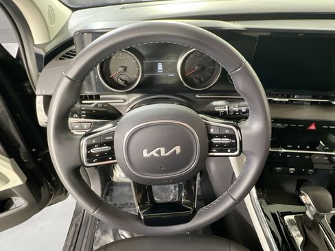 Used 2024 Kia Carnival EX image 11