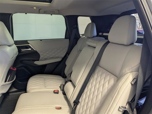 Used 2023 Mitsubishi Outlander SEL image 29