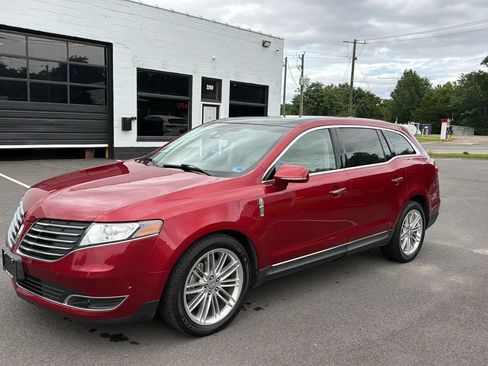 Used 2019 Lincoln MKT AWD image 3