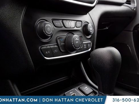Used 2019 Jeep Cherokee Latitude w/ Popular Appearance Group FWD image 8