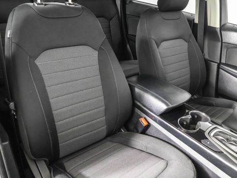 Used 2018 Ford Edge SE image 43