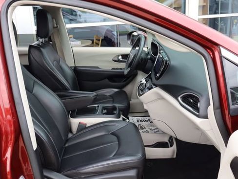 Used 2023 Chrysler Pacifica Touring-L FWD image 32