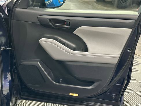 Used 2022 Toyota Highlander L image 38