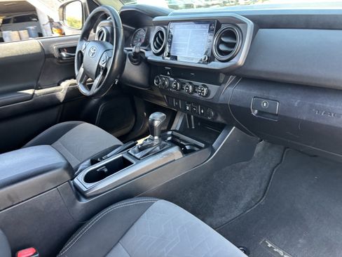 Used 2020 Toyota Tacoma TRD Off-Road AWD/4WD image 10