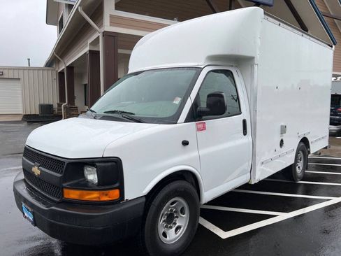 Used 2017 Chevrolet Express 3500 image 2