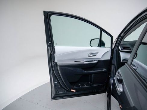 Used 2025 Toyota Sienna XLE image 14