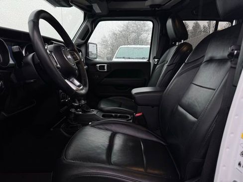 Used 2019 Jeep Wrangler Unlimited Sahara image 16
