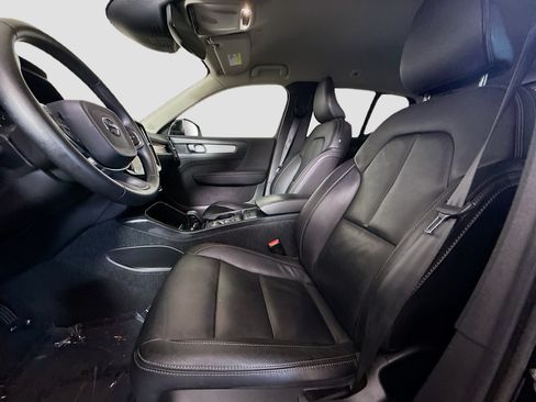 Used 2022 Volvo XC40 T4 Momentum FWD image 22
