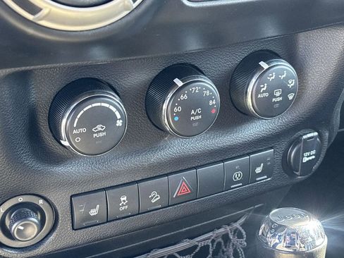 Used 2017 Jeep Wrangler Unlimited Sahara w/ Connectivity Group AWD/4WD image 16