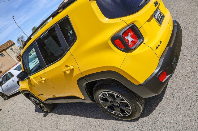 Used 2023 Jeep Renegade Latitude AWD/4WD image 8