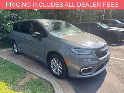 Used 2025 Chrysler Pacifica Select