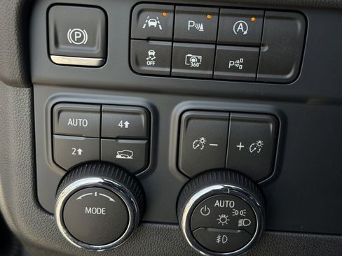 New 2026 Chevrolet Suburban Premier image 20