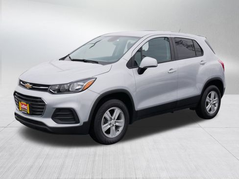 Used 2022 Chevrolet Trax LS w/ Tint and Cruise Package image 3