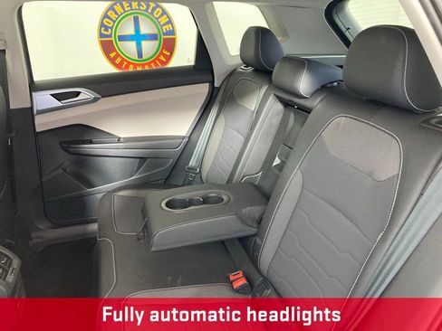 Used 2025 Volkswagen Taos SE AWD/4WD image 17
