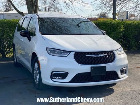 Used 2025 Chrysler Pacifica Select image 1