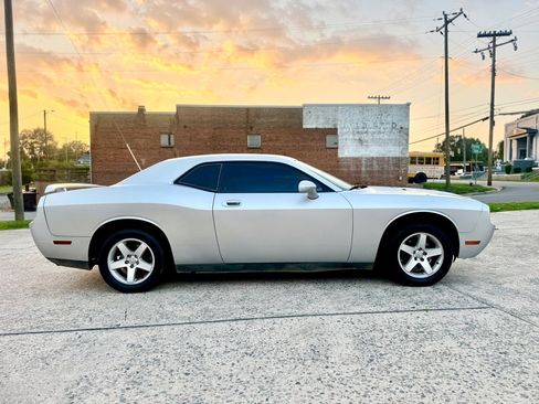 Used 2010 Dodge Challenger SE RWD image 5