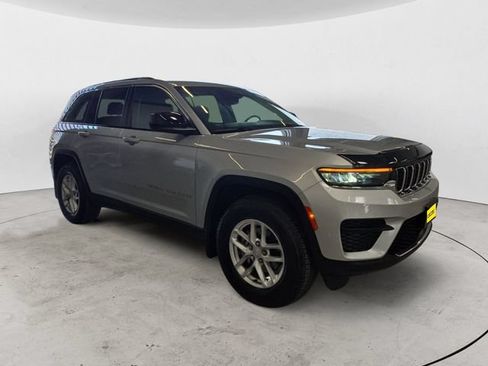 Used 2022 Jeep Grand Cherokee Laredo w/ Luxury Tech Group I AWD/4WD image 3