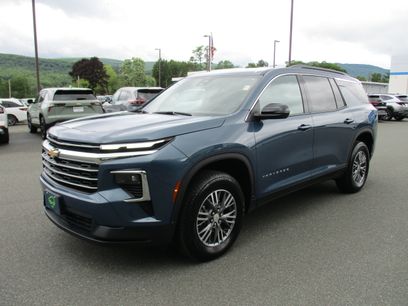 Used 2025 Chevrolet Traverse LT