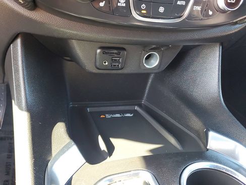 Used 2022 Chevrolet Traverse Premier FWD image 23