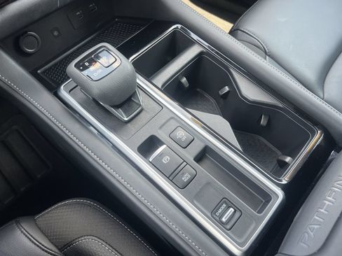Used 2025 Nissan Pathfinder SL FWD image 7