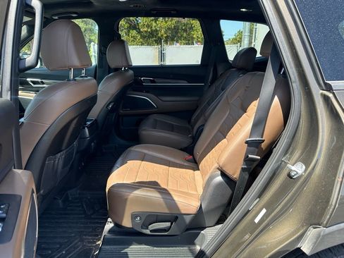 Used 2022 Kia Telluride SX w/ SX Prestige Package AWD/4WD image 9