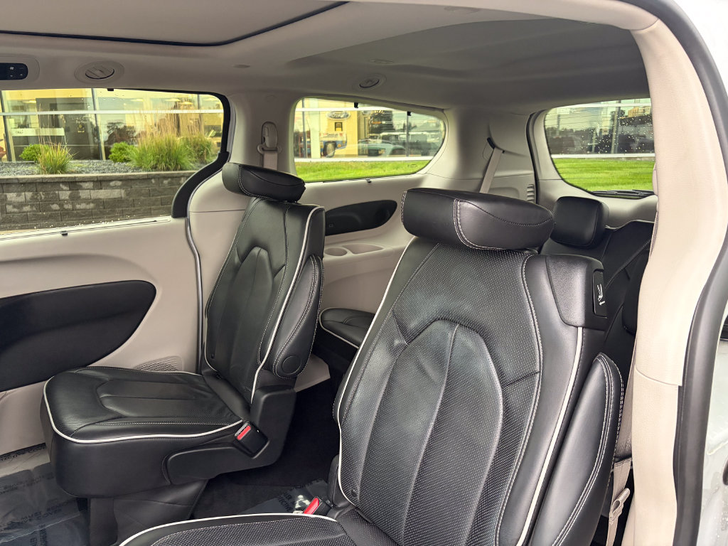 Used 2024 Chrysler Pacifica Limited FWD image 11