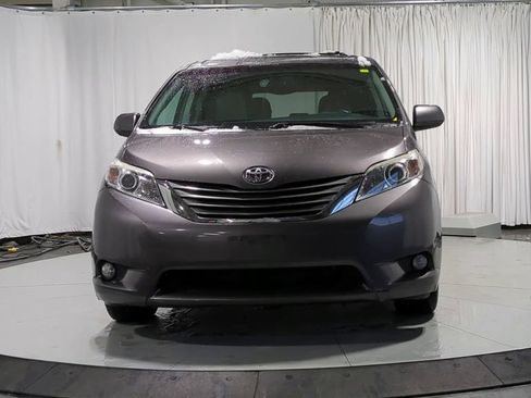 Used 2017 Toyota Sienna XLE image 3