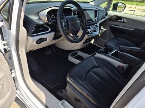 Used 2024 Chrysler Pacifica Touring-L FWD image 11