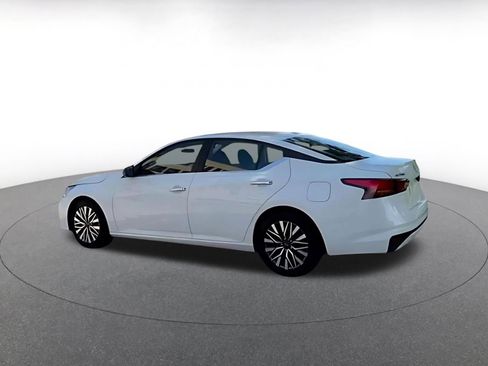Used 2025 Nissan Altima 2.5 SV FWD image 11