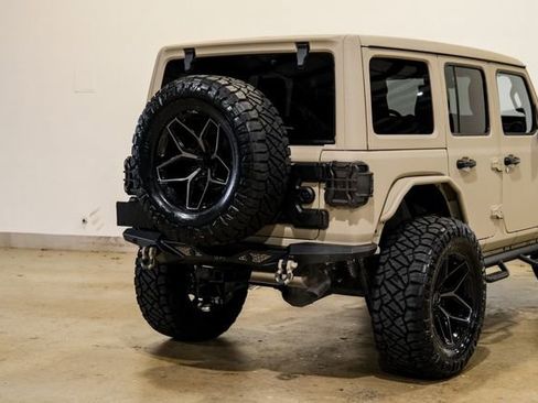 Used 2025 Jeep Wrangler Unlimited Rubicon w/ Technology Group image 32