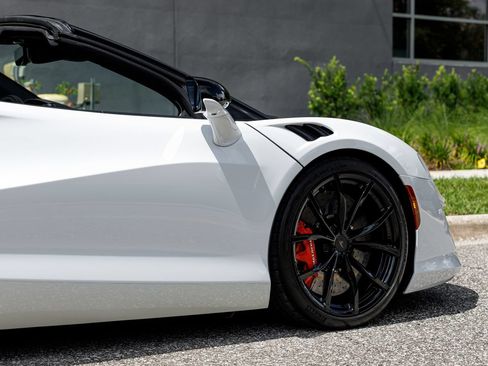 Used 2025 McLaren Artura Spider RWD image 19