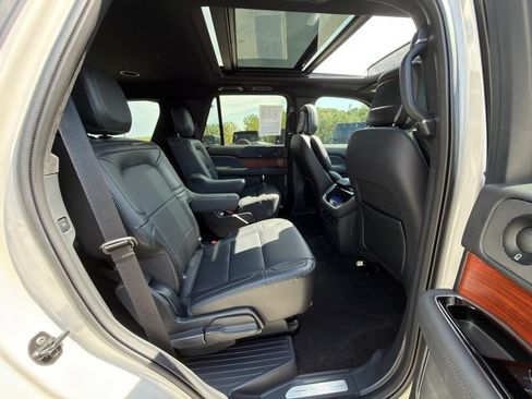 Used 2024 Lincoln Navigator Premiere AWD/4WD image 11