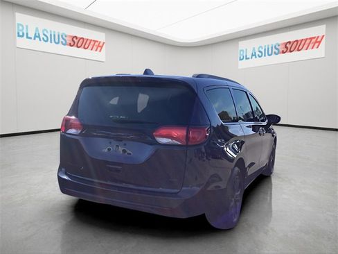 Used 2020 Chrysler Pacifica Touring-L image 2