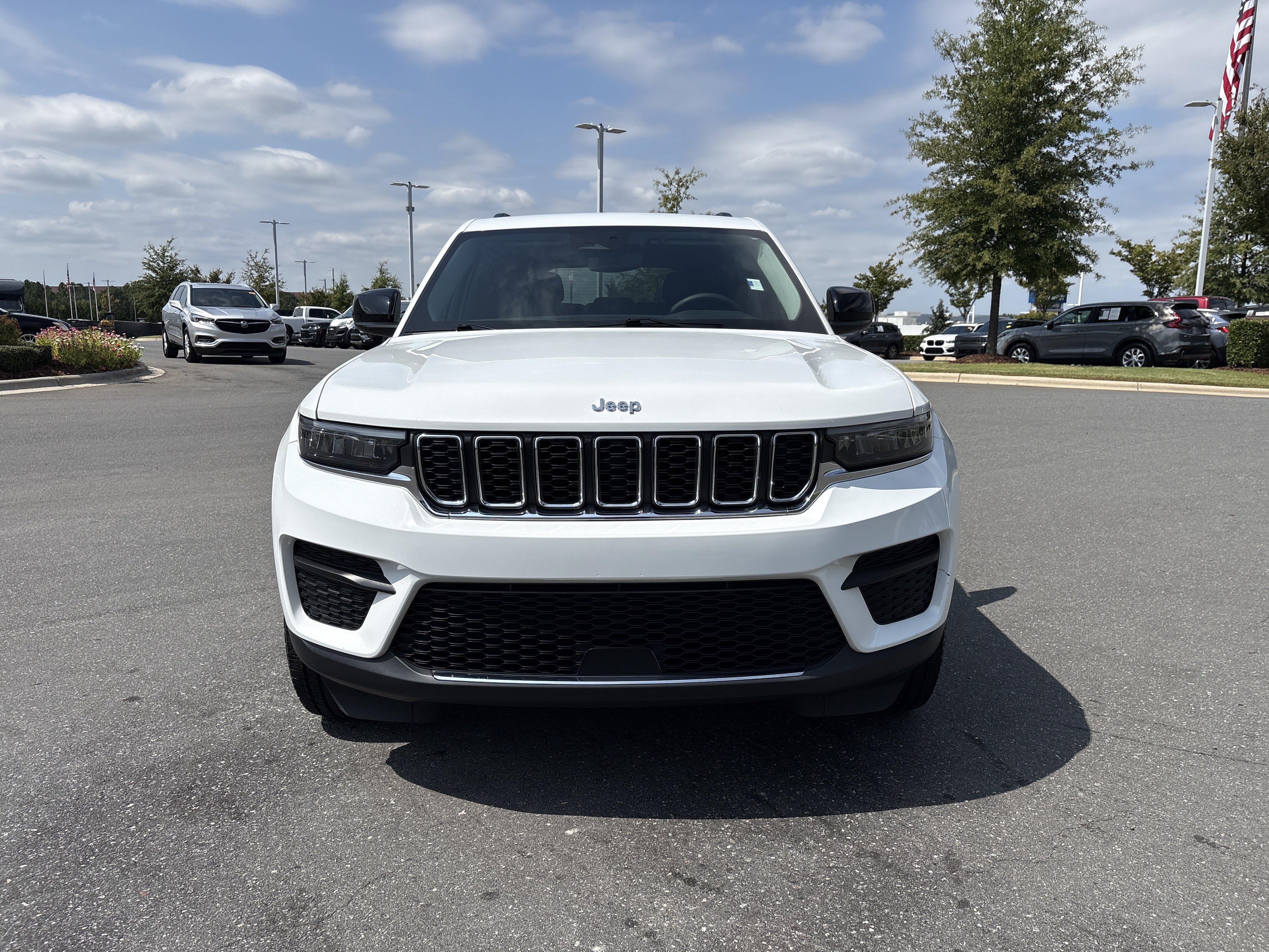 Used 2023 Jeep Grand Cherokee Laredo RWD image 3