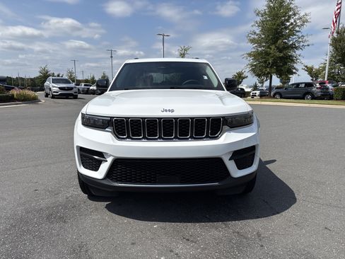 Used 2023 Jeep Grand Cherokee Laredo RWD image 3