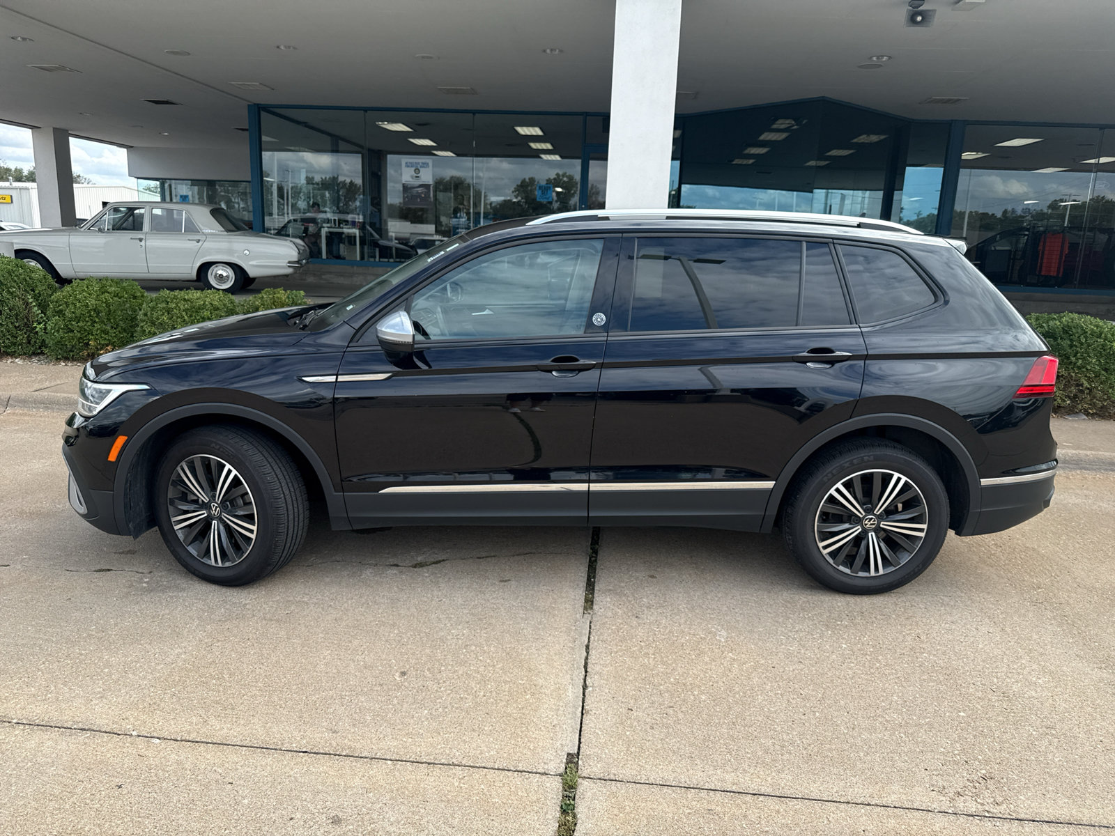 Used 2024 Volkswagen Tiguan Wolfsburg Edition FWD image 9