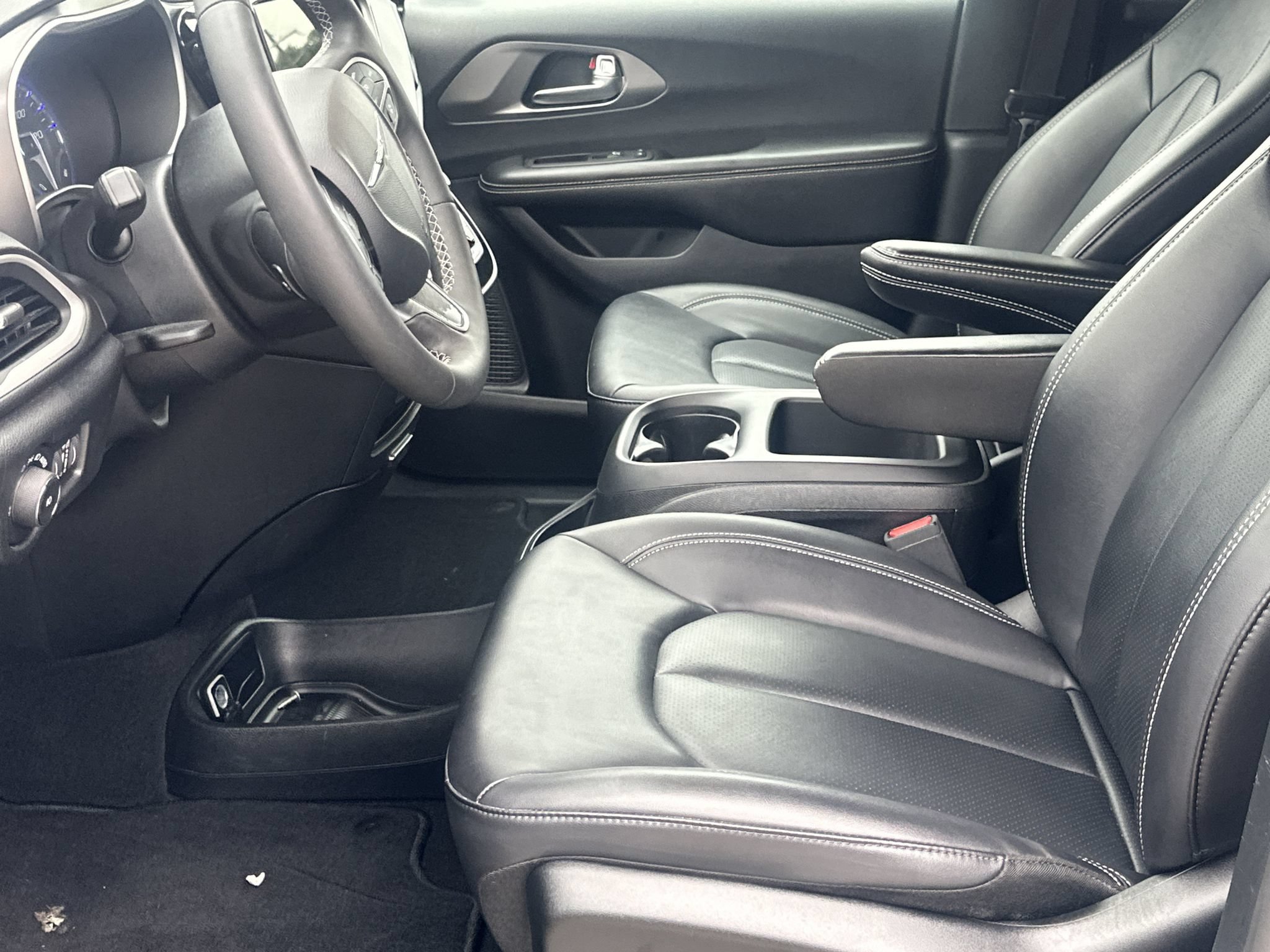 Used 2025 Chrysler Pacifica Select FWD image 9