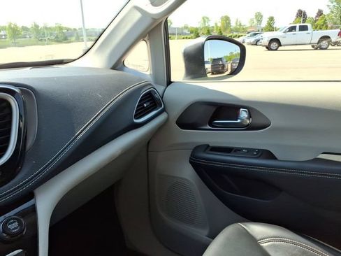 Used 2023 Chrysler Pacifica Touring-L AWD/4WD image 12