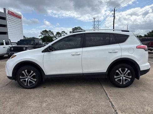 Used 2018 Toyota RAV4 LE image 4