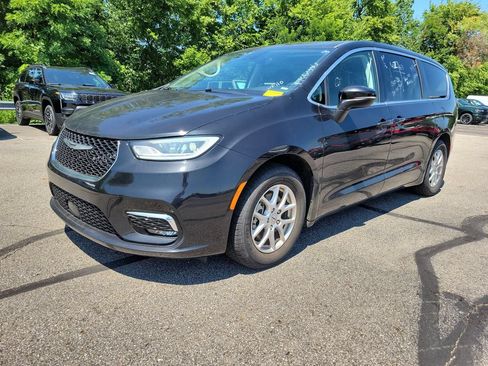Used 2023 Chrysler Pacifica Touring-L FWD image 3