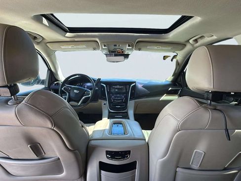 Used 2018 Cadillac Escalade Luxury AWD/4WD image 11