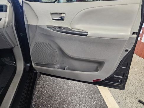 Used 2012 Toyota Sienna SE image 26