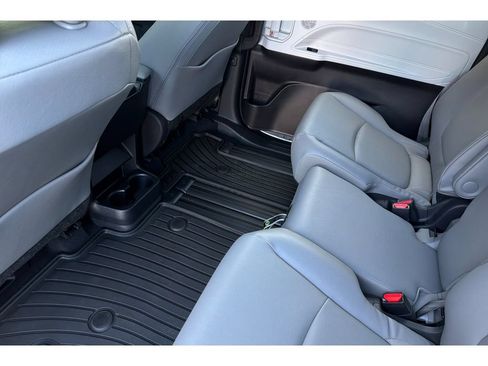 Used 2025 Toyota Sienna XLE FWD image 13